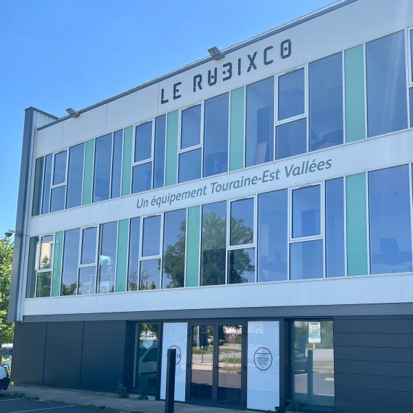 Enseignes en relief et adhésives