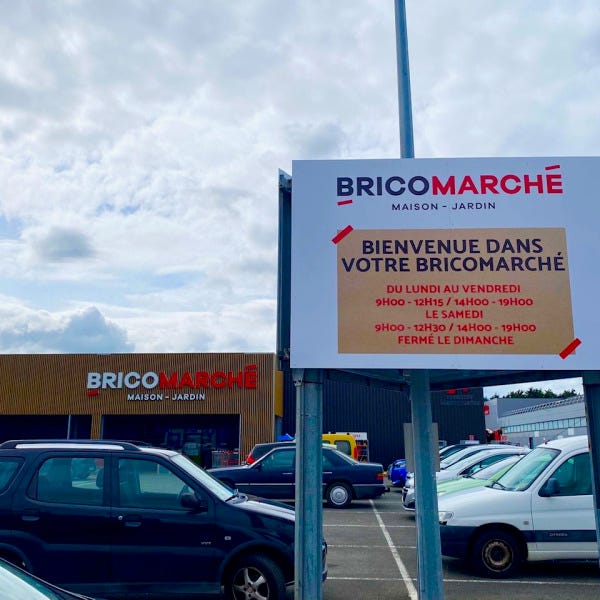 Panneau de signalétique sur-mesure sur parking