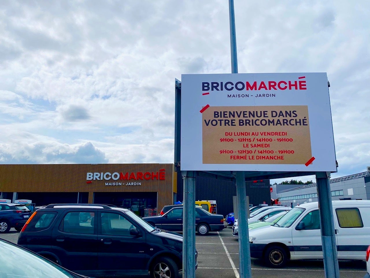 Panneaux de signalétique sur-mesure sur parking