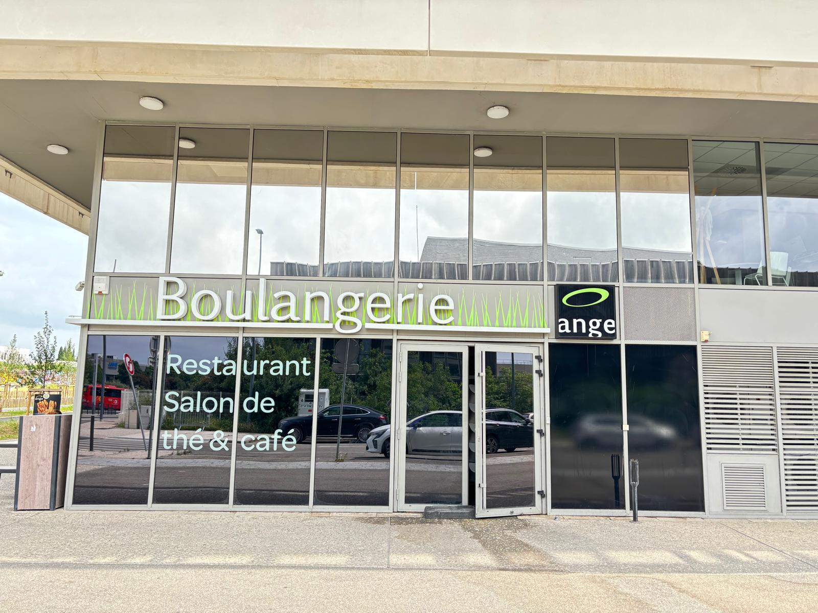Pose de film solaire haute performance pour une boulangerie à Montpellier