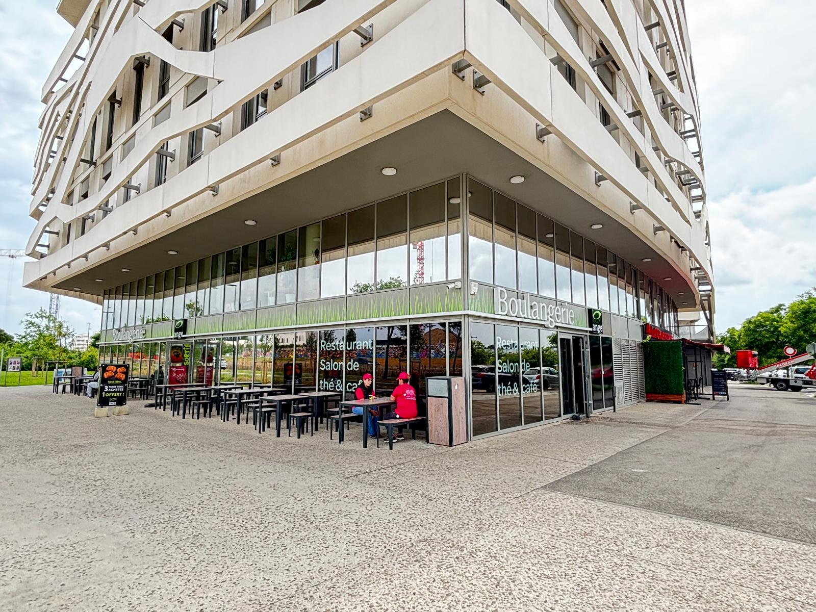 Pose de film solaire haute performance pour une boulangerie à Montpellier