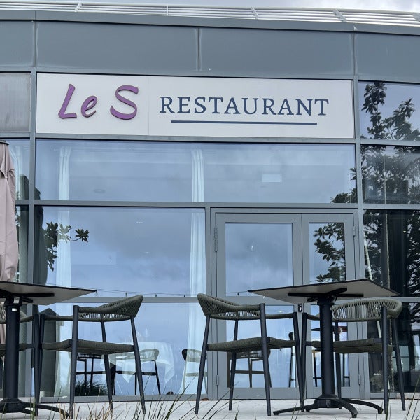 Nouvelle enseigne pour le restaurant de l’hôtel spa Marin du Val André, face à la mer, réalisé par Signarama Saint-Brieuc.