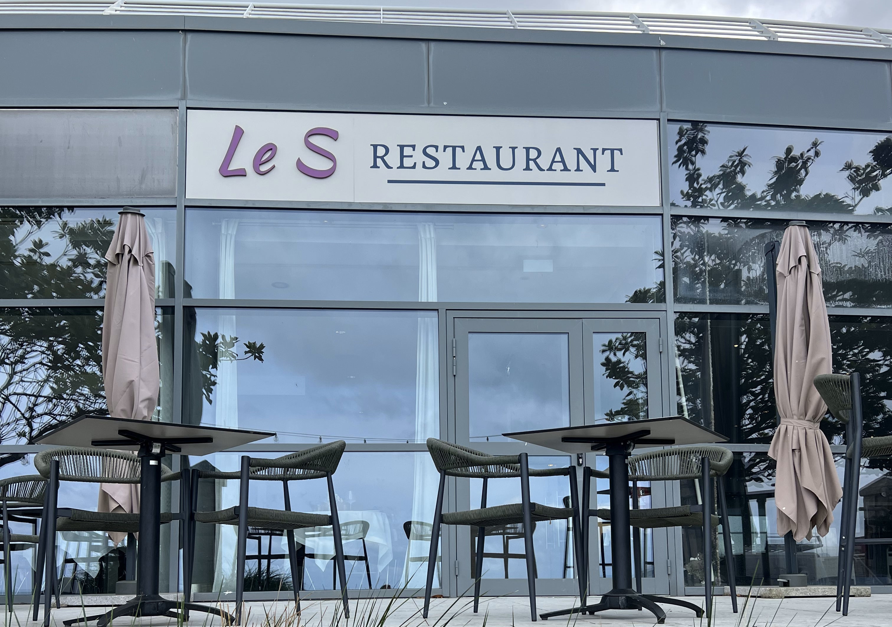 Nouvelle enseigne pour le restaurant de l’hôtel spa Marin du Val André, face à la mer, réalisé par Signarama Saint-Brieuc.