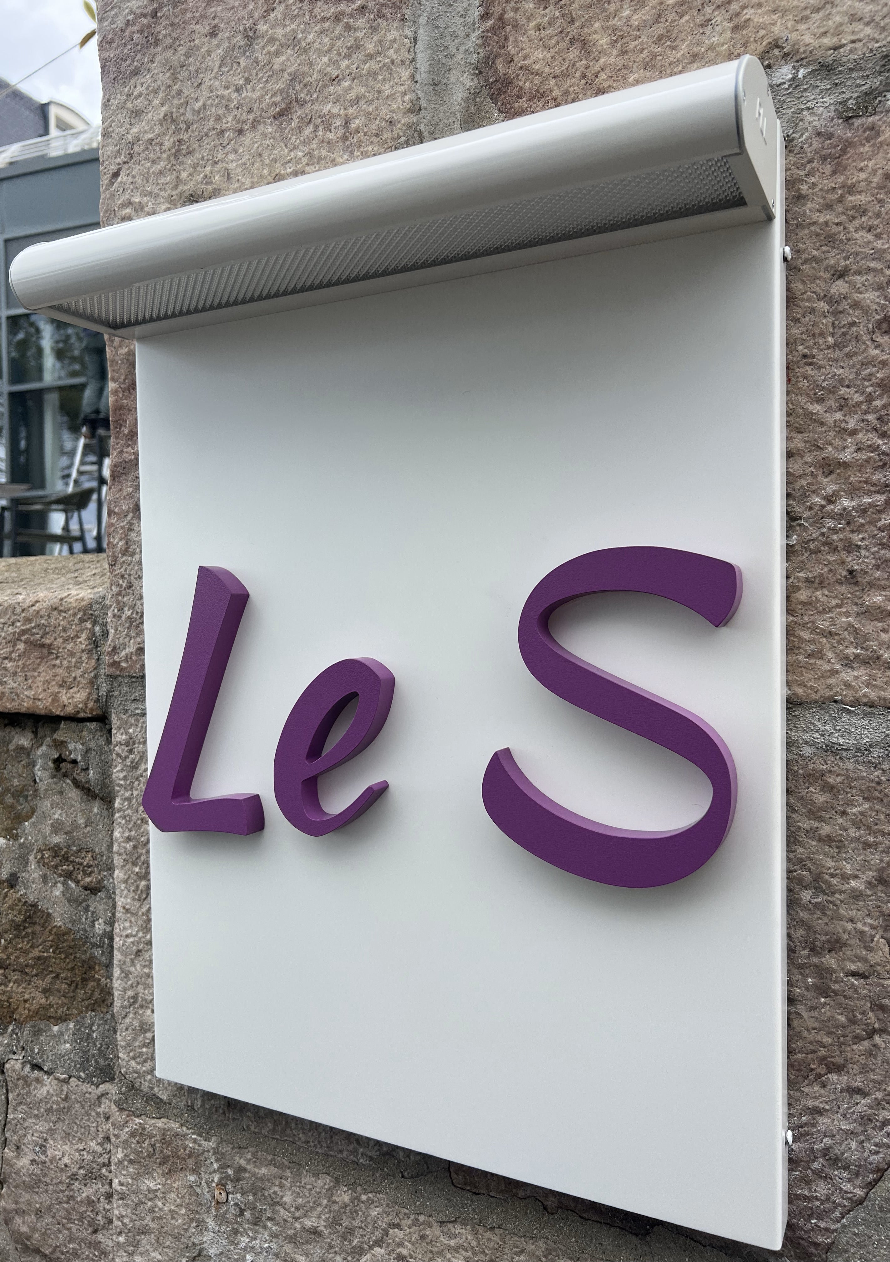Nouvelle enseigne pour le restaurant de l’hôtel spa Marin du Val André, face à la mer, réalisé par Signarama Saint-Brieuc.