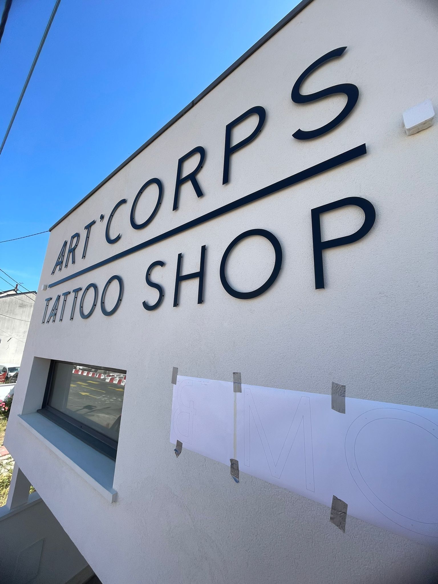 Conception et Pose d'une enseigne pour Art'Corps Tattoo Shop & More, nouveau salon de tatouage installé sur Le Mans