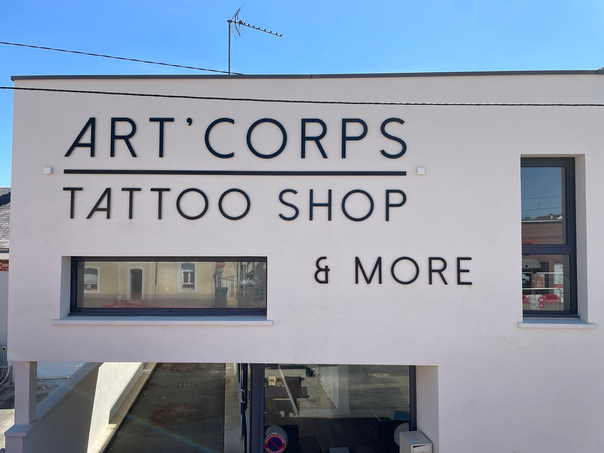 Conception et Pose d'une enseigne pour Art'Corps Tattoo Shop & More, nouveau salon de tatouage installé sur Le Mans