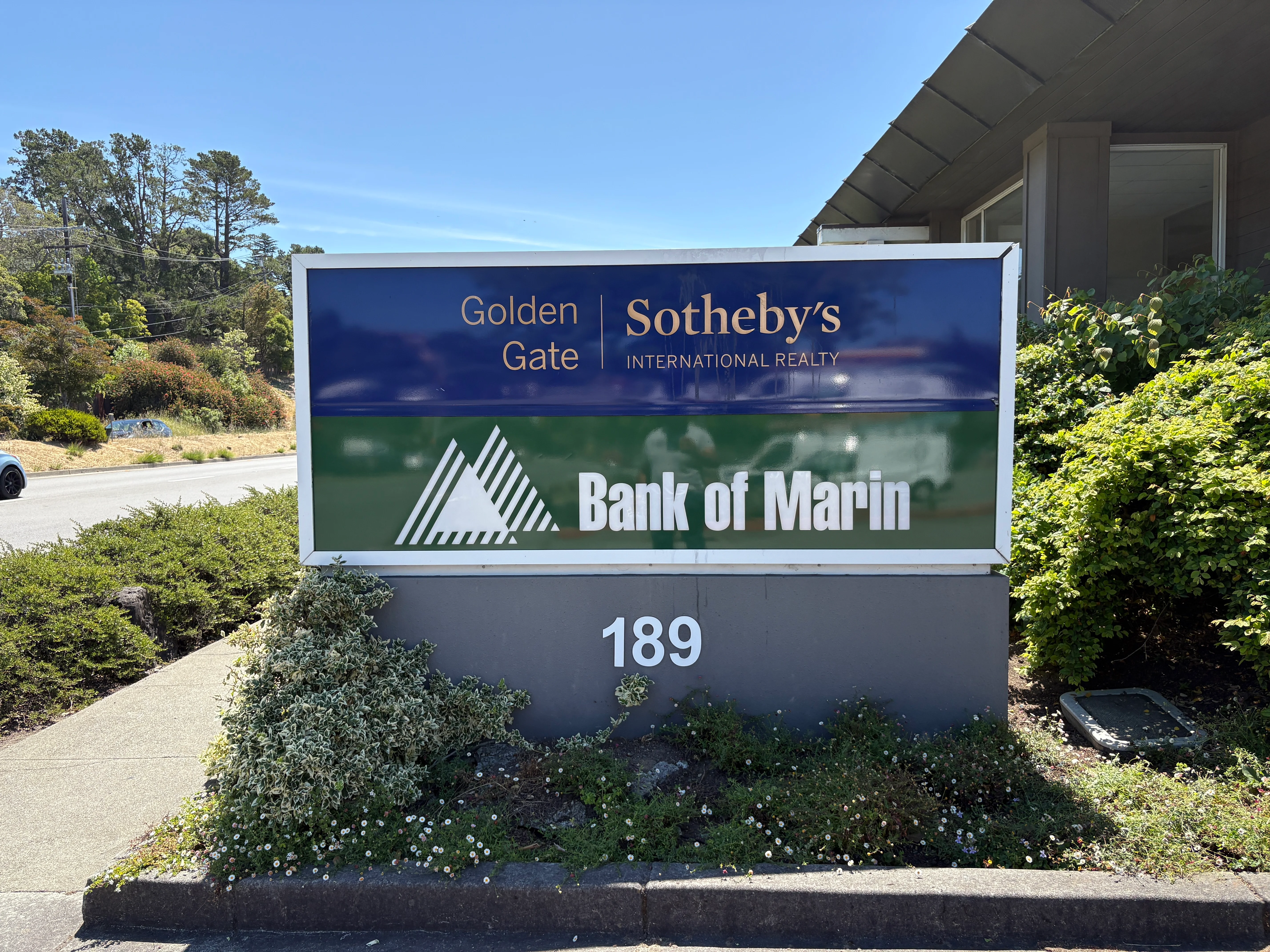 Freestanding & Standalone Signs
