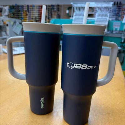 https://cdn.gorilladash.com/images/media/17143191/fully-promoted-usa-jbs-owala-40-oz-square-683f26a2b5e4b.jpg?auto=webp&crop=1%3A1%2Csmart&width=400