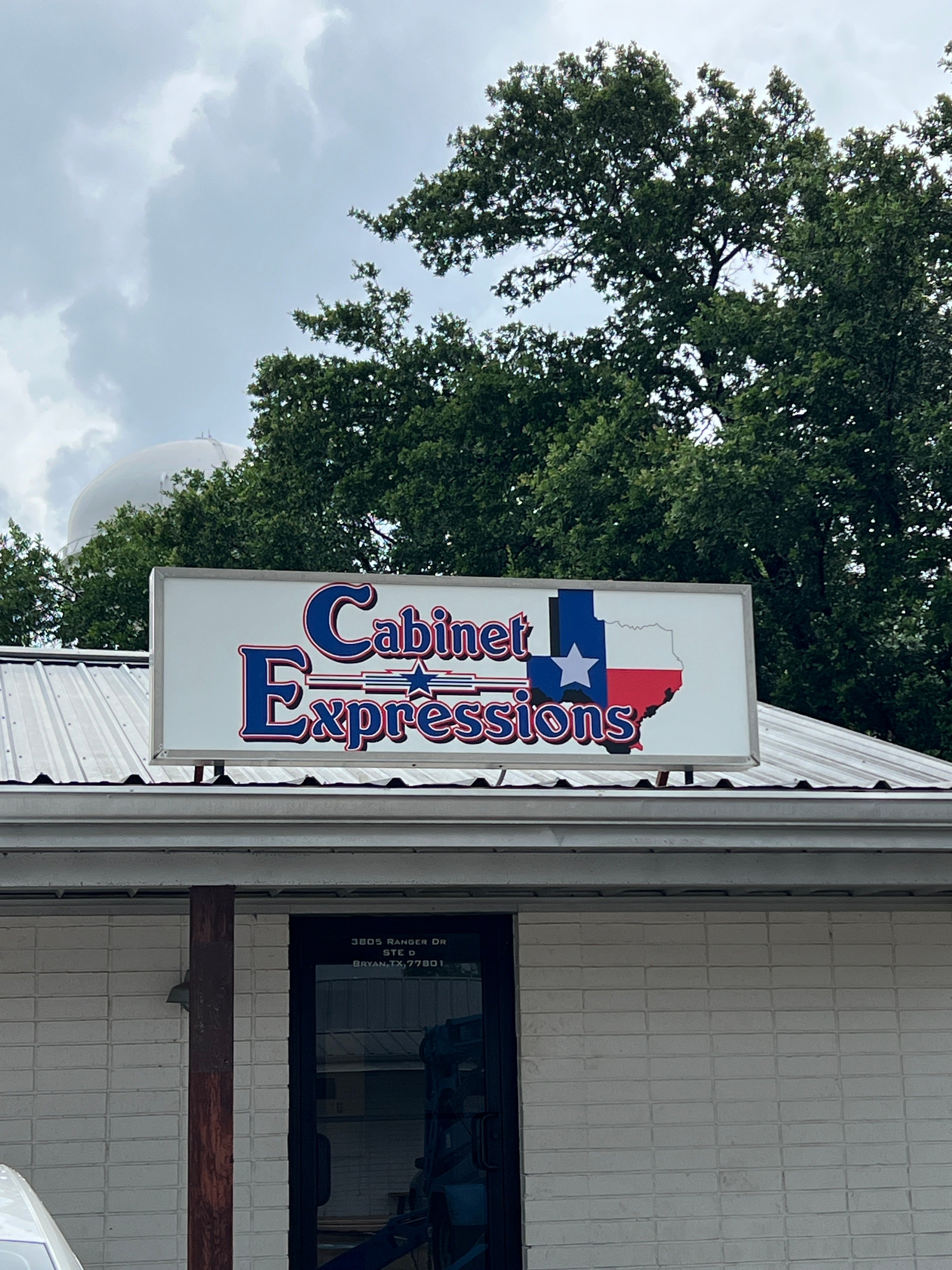 Cabinet Expressions Store Signage