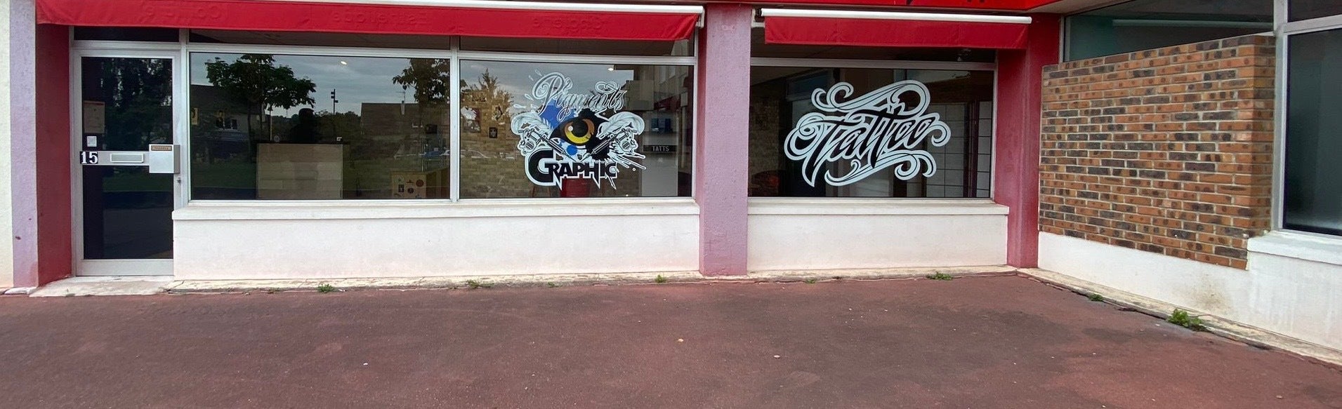 Décoration vitrine avec votre enseigne posée en intérieur de votre commerce