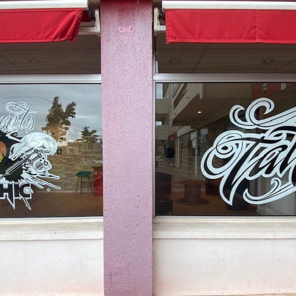 Décoration vitrine avec votre enseigne posée en intérieur de votre commerce
