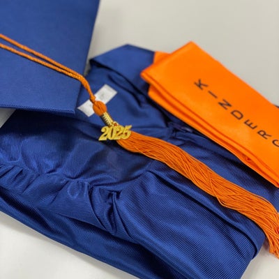 https://cdn.gorilladash.com/images/media/17269173/fully-promoted-usa-graduation-cap-and-gown-square-684a020e3f44d.jpg?auto=webp&crop=1%3A1%2Csmart&width=400