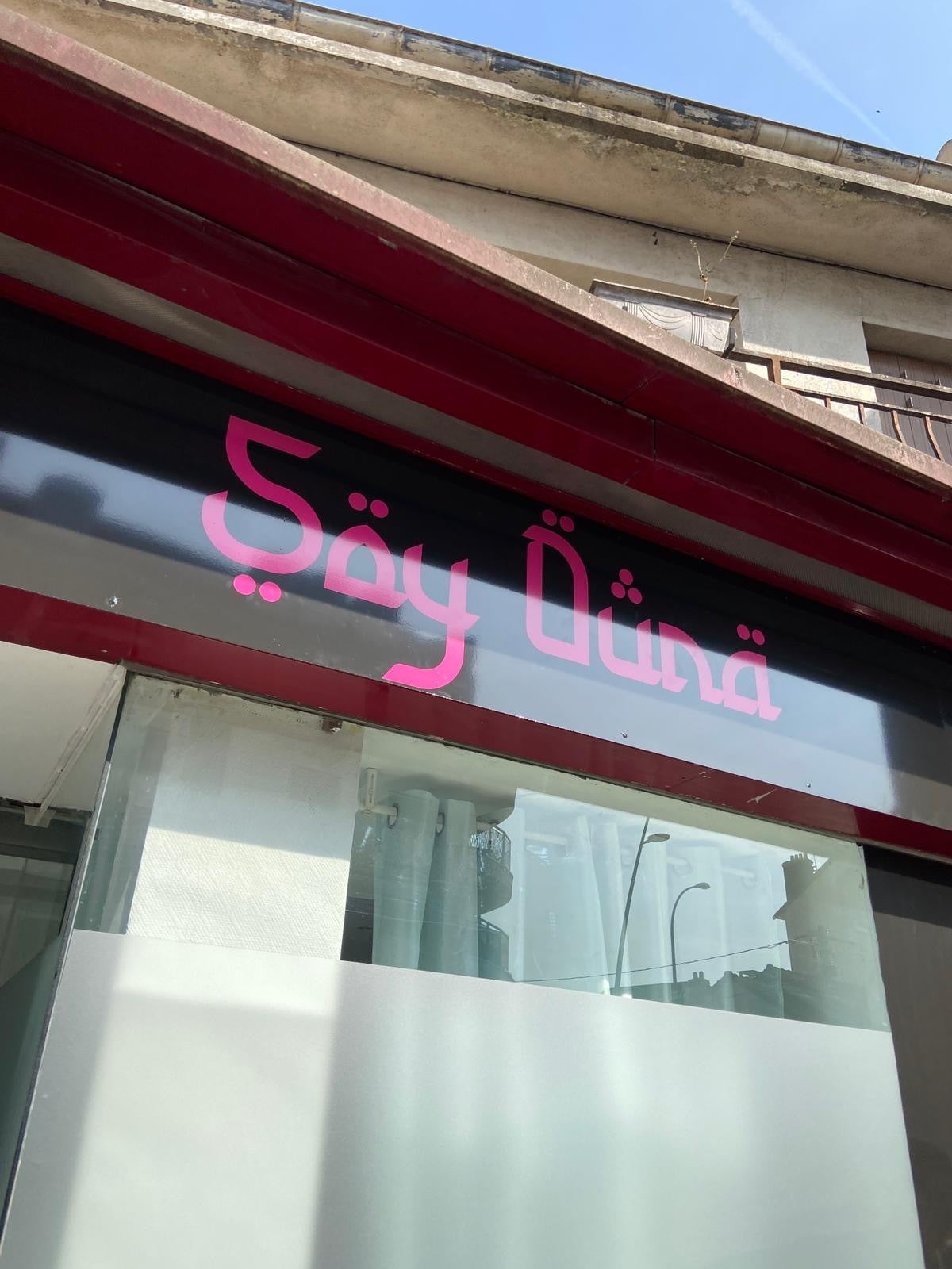 Enseignes et vitrines dépoli pour le salon de coiffure Soy Ouna à Savigny-sur-Orge