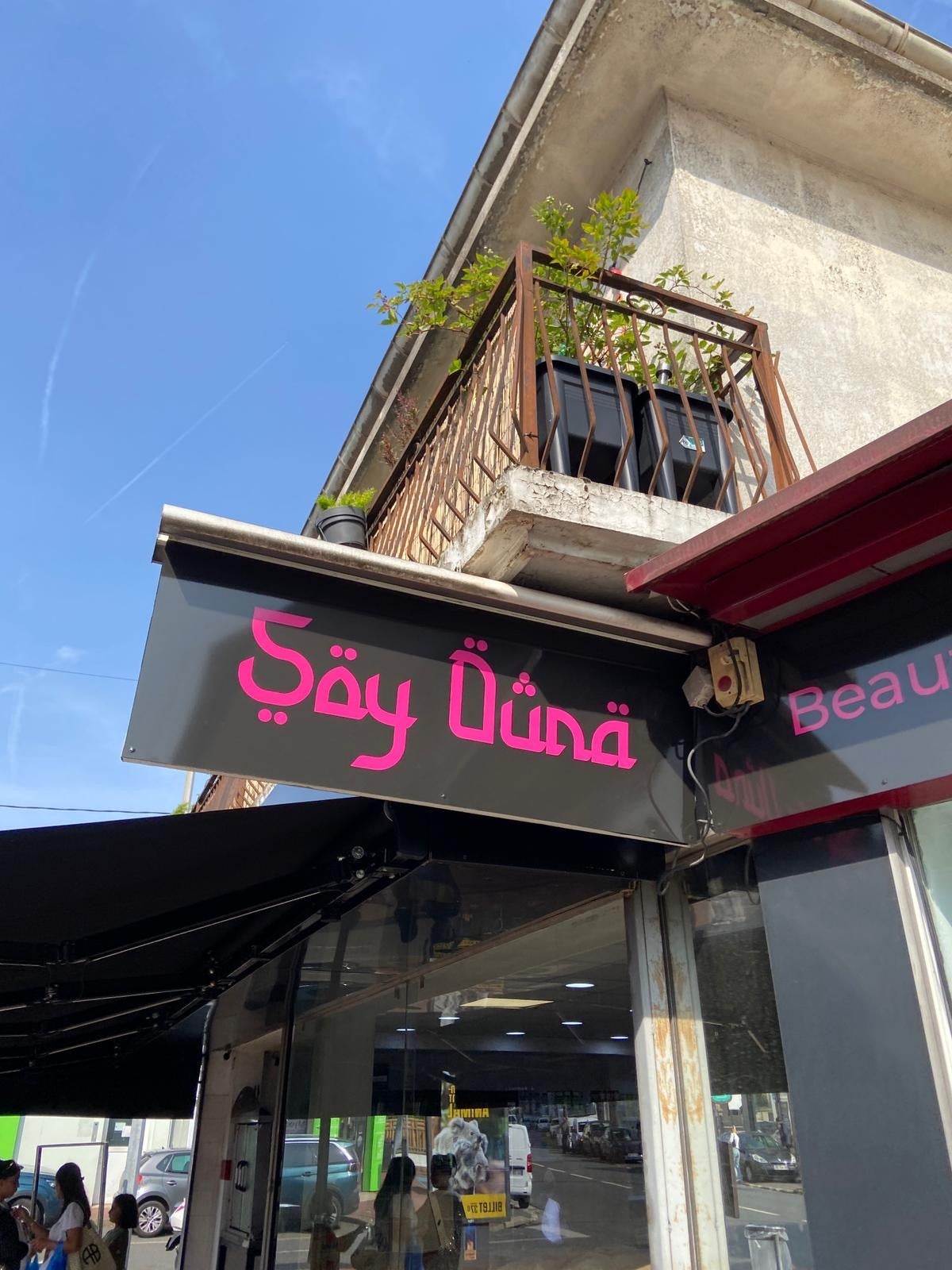 Enseignes et vitrines dépoli pour le salon de coiffure Soy Ouna à Savigny-sur-Orge