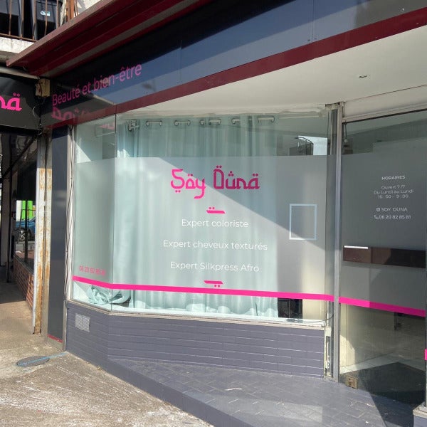 Enseignes et vitrines dépoli pour le salon de coiffure Soy Ouna à Savigny-sur-Orge