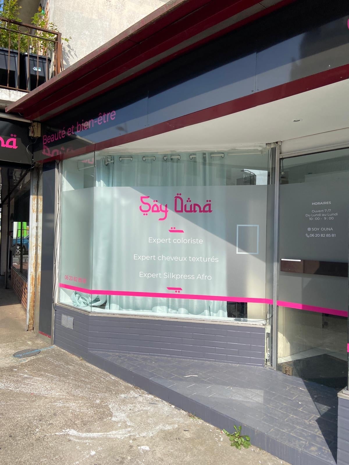 Enseignes et vitrines dépoli pour le salon de coiffure Soy Ouna à Savigny-sur-Orge