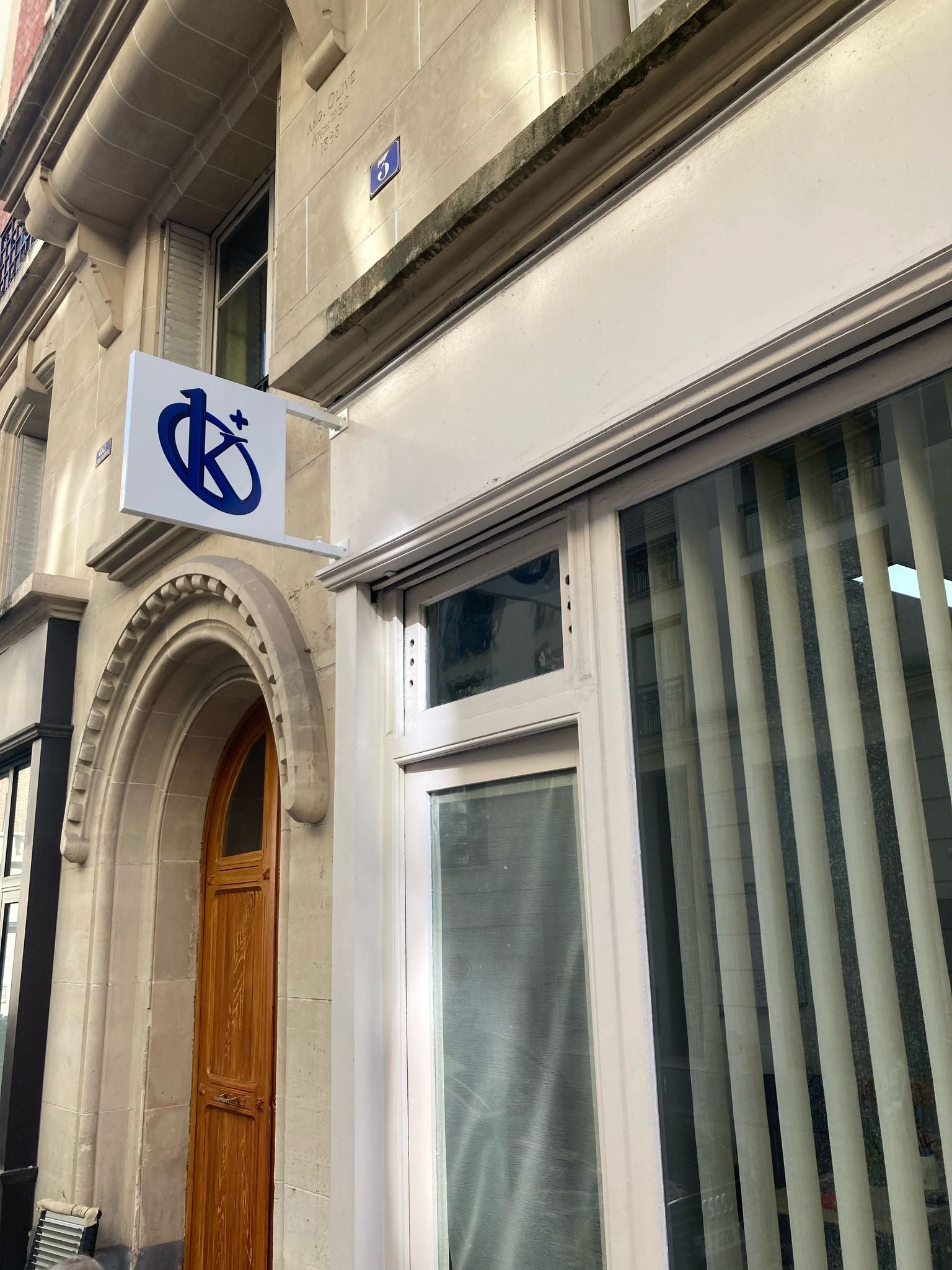 Réalisation et pose d’un drapeau signalétique pour une société parisienne