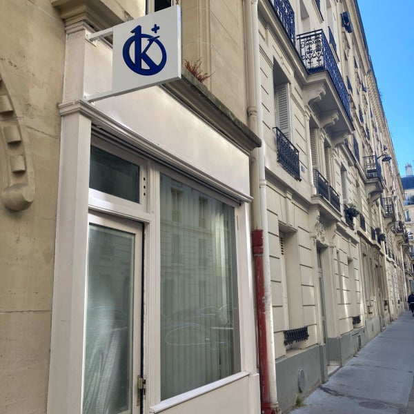 Réalisation et pose d’un drapeau signalétique pour une société parisienne