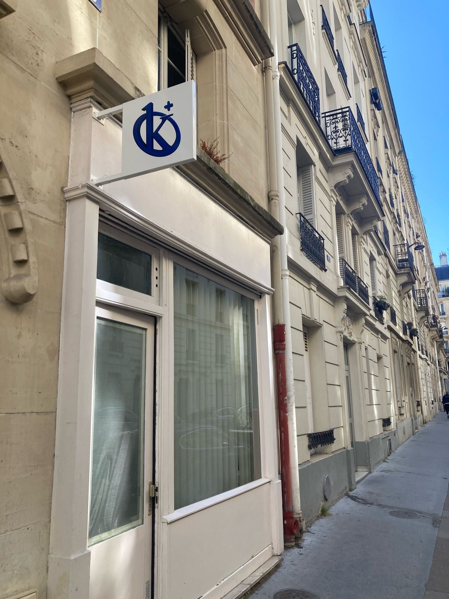 Réalisation et pose d’un drapeau signalétique pour une société parisienne