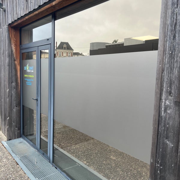 Pose de film dépoli sur vitrine à Château-Renault