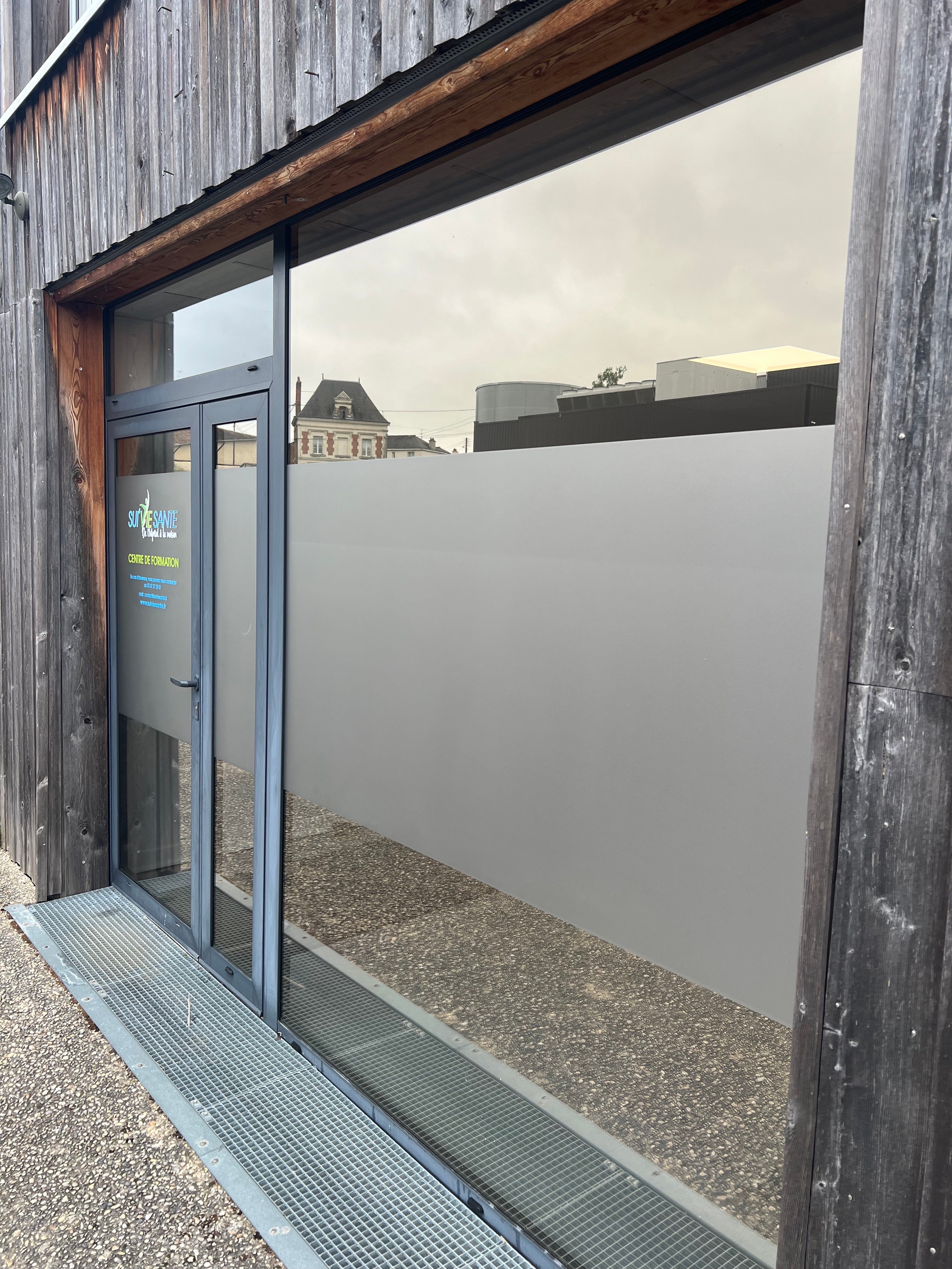 Pose de film dépoli sur vitrine à Château-Renault