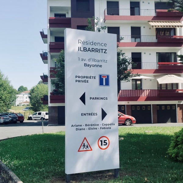 Totem publicitaire : signalétique grand format à fort impact