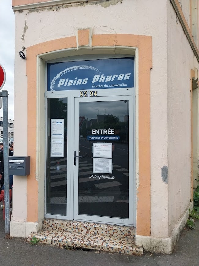 Conception et Pose de 3 enseignes pour les agences Pleins Phares - Auto école sur Le Mans et La Chapelle Saint Aubin