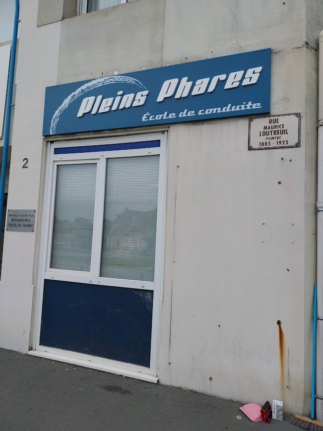 Conception et Pose de 3 enseignes pour les agences Pleins Phares - Auto école sur Le Mans et La Chapelle Saint Aubin