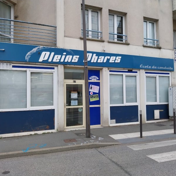 Conception et Pose de 3 enseignes pour les agences Pleins Phares - Auto école sur Le Mans et La Chapelle Saint Aubin