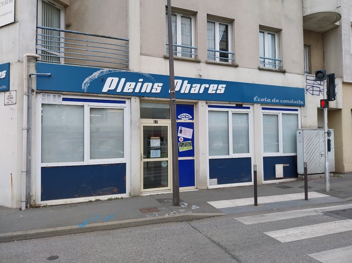 Conception et Pose de 3 enseignes pour les agences Pleins Phares - Auto école sur Le Mans et La Chapelle Saint Aubin