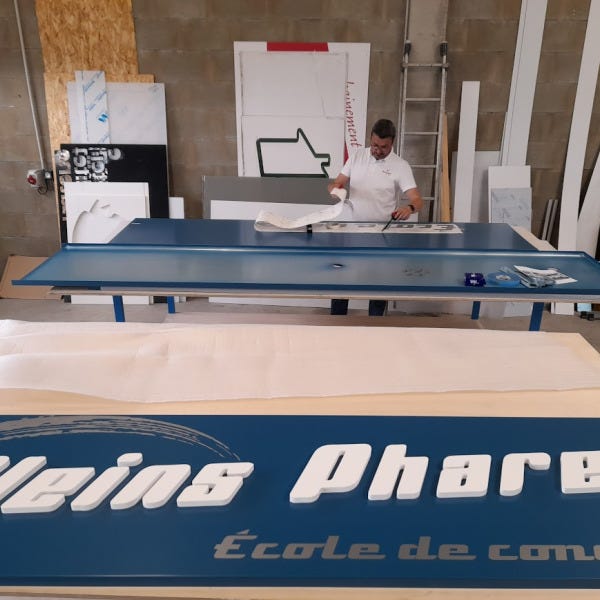 enseigne-lettres-decoupees-pleins-phares-le-mans