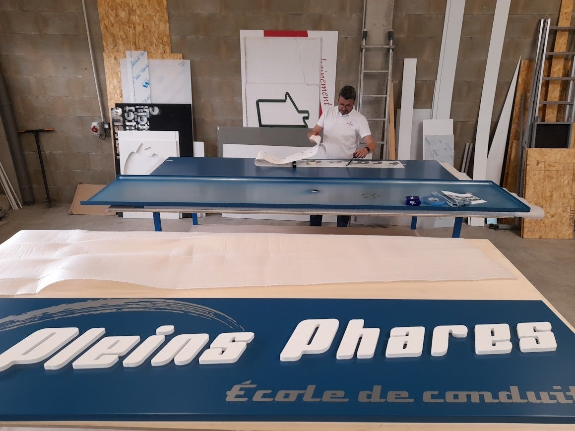 Conception et Pose de 3 enseignes pour les agences Pleins Phares - Auto école sur Le Mans et La Chapelle Saint Aubin