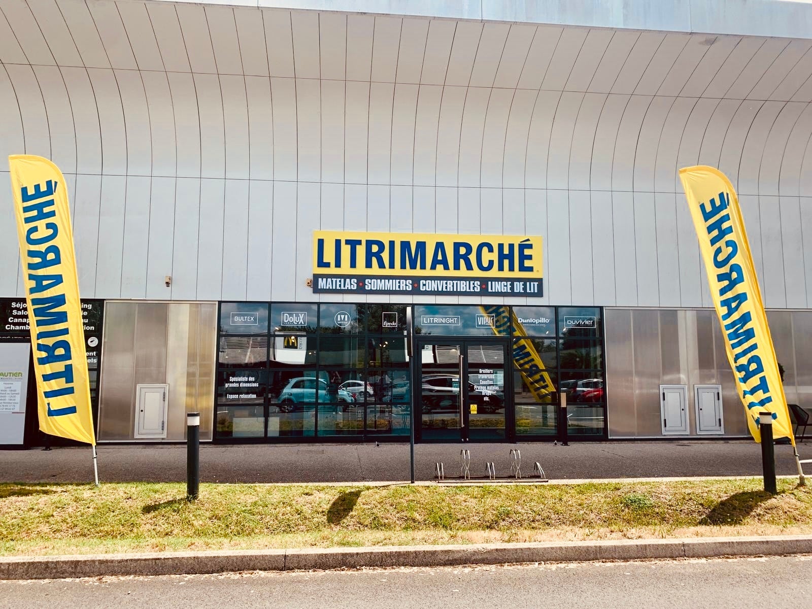 Réalisation complète pour LITRIMARCHÉ à Saint-Eulalie : enseigne rétro-éclairée, vitrophanie et signalétique