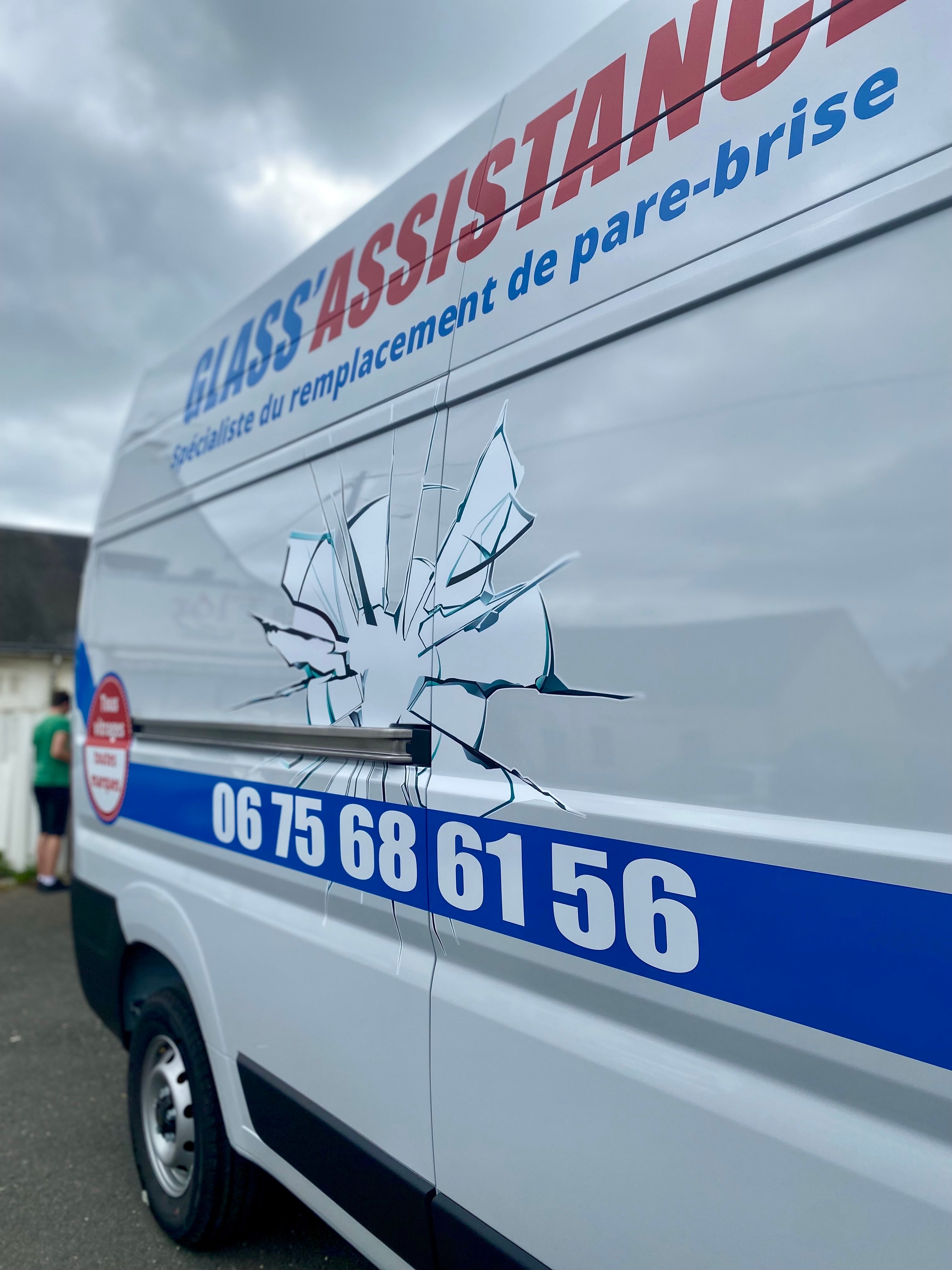 Marquage véhicule professionnel à Monnaie pour Glass Assistance !
