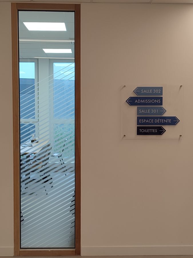 Signalétique intérieure pour écoles et campus