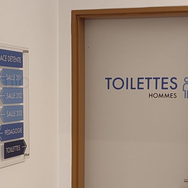 Signalétique intérieure pour écoles et campus