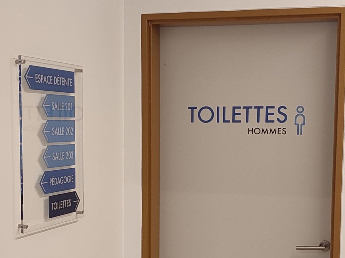 Signalétique intérieure pour écoles et campus
