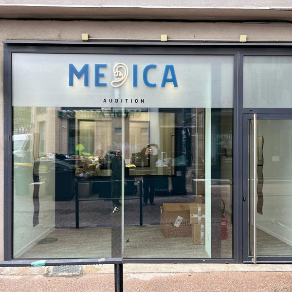 SIGNARAMA-ST-ETIENNE-MEDICA-DEVANTURE-ENSEIGNE-VITROPHANIE