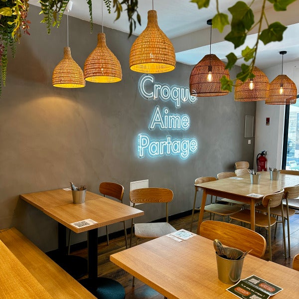 Une ambiance lumineuse et chaleureuse pour CROQUES et SOUPES à Bordeaux grâce à SIGNARAMA - PUBLI MENI