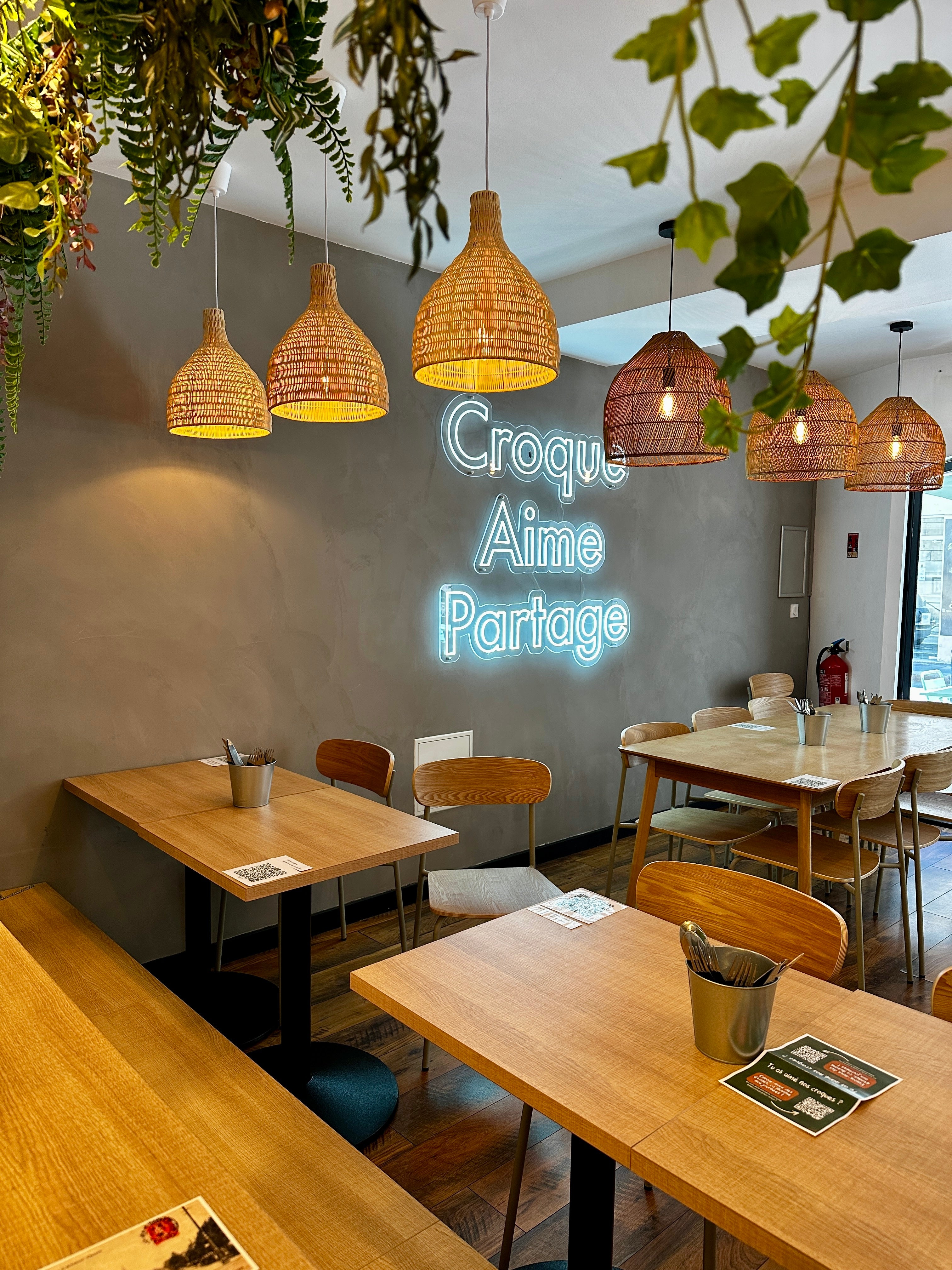 Une ambiance lumineuse et chaleureuse pour CROQUES et SOUPES à Bordeaux grâce à SIGNARAMA - PUBLI MENI
