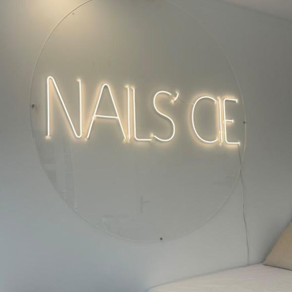 Enseigne  lumineuse avec jolie plaque de plexi ovale. Néon couleur blanc chaud.