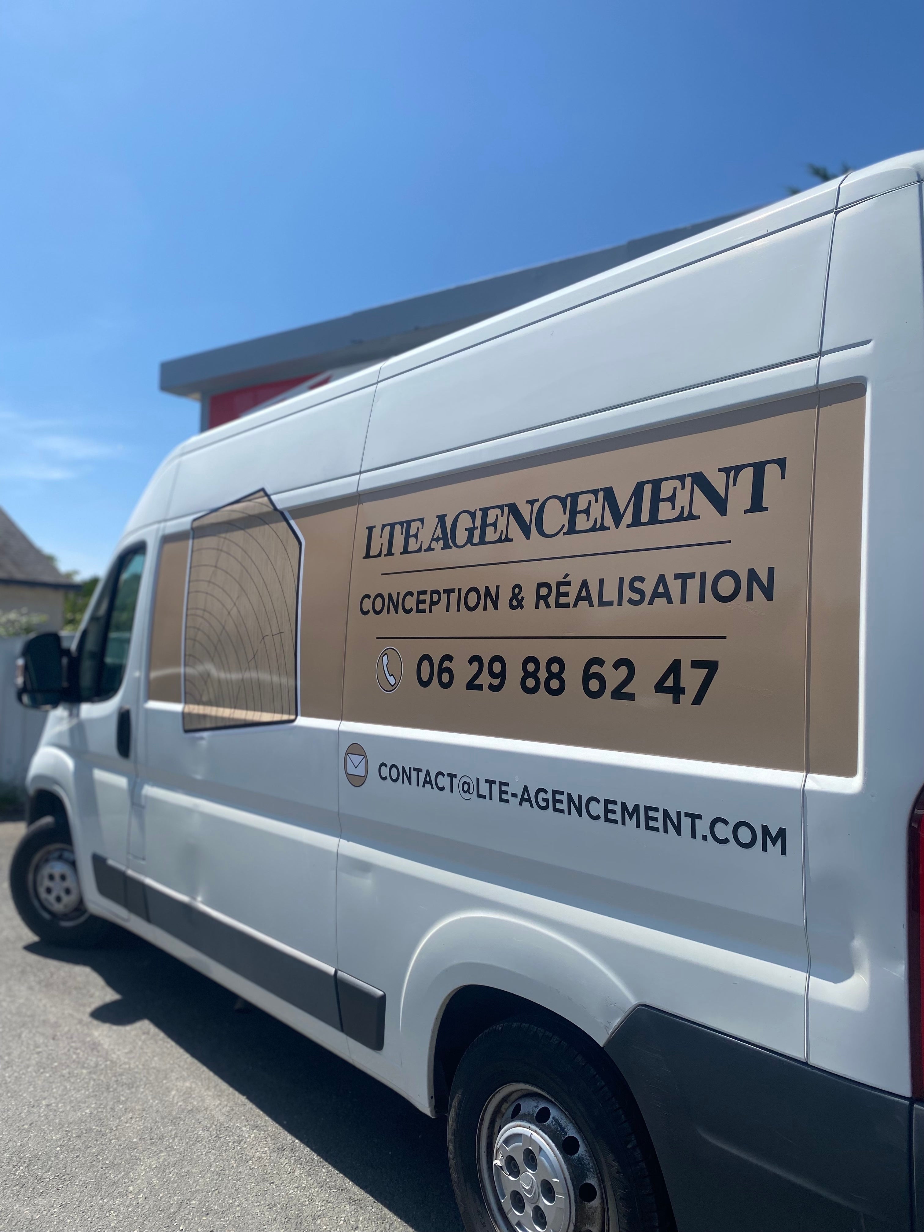 Marquage véhicule menuisier agenceur à Tours – Covering personnalisé en atelier