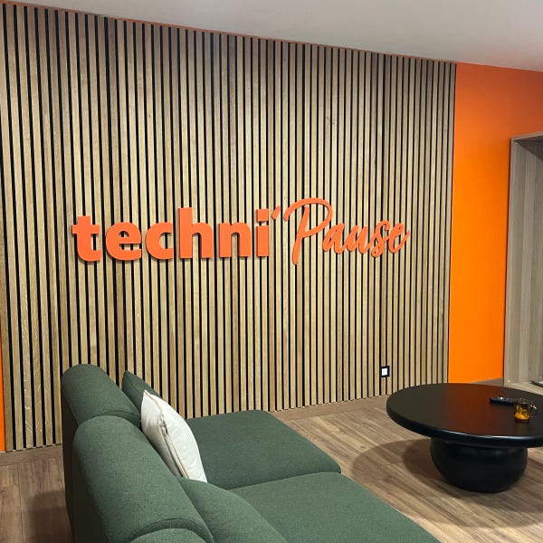 SIGNARAMA-ST-ETIENNE-TECHNITOIT-LOGO-LETTRES-DECOUPE-SALLE-DE-REPOS