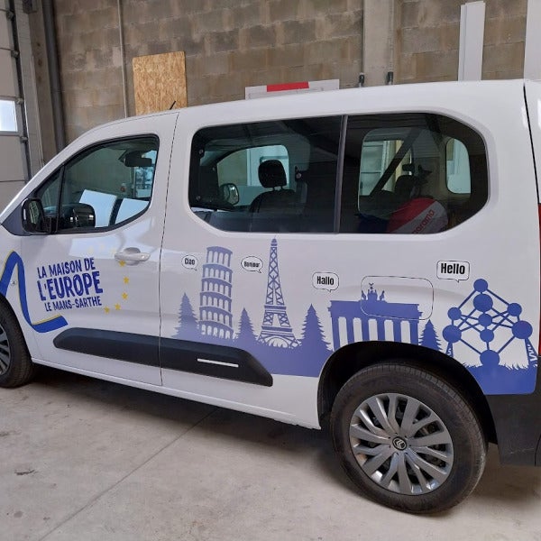 Marquage sur un utilitaire pour La Maison de L'Europe, une association culturelle situé sur Le Mans