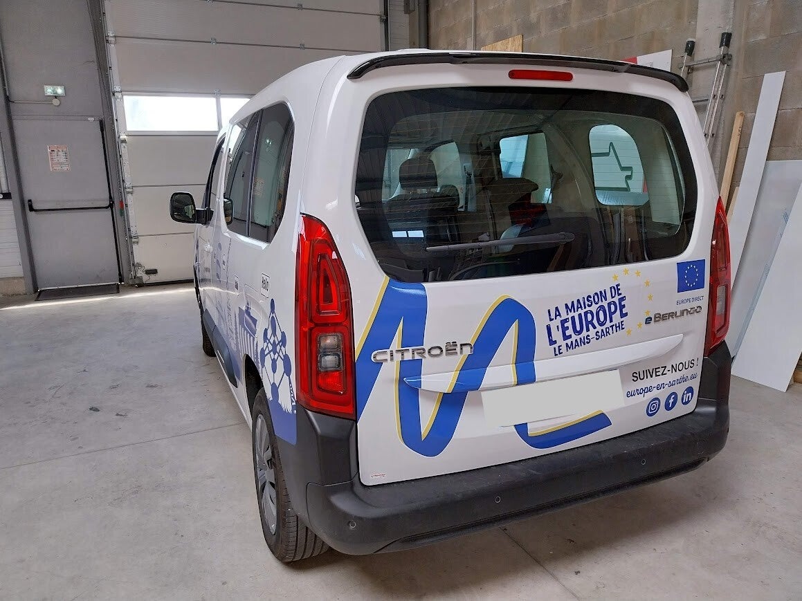 Marquage sur un utilitaire pour La Maison de L'Europe, une association culturelle situé sur Le Mans
