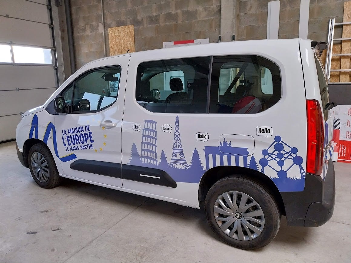 Marquage sur un utilitaire pour La Maison de L'Europe, une association culturelle situé sur Le Mans