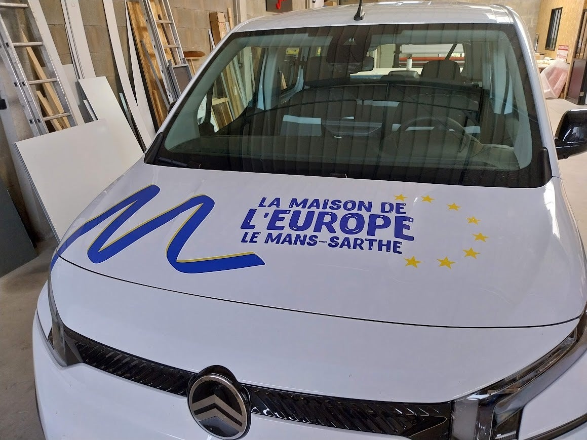 Marquage sur un utilitaire pour La Maison de L'Europe, une association culturelle situé sur Le Mans