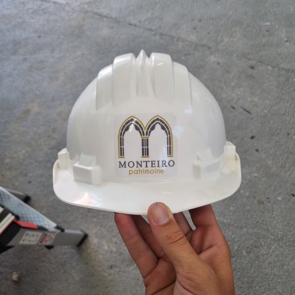 Marquage de casques et camion de chantier par Signarama Moulins