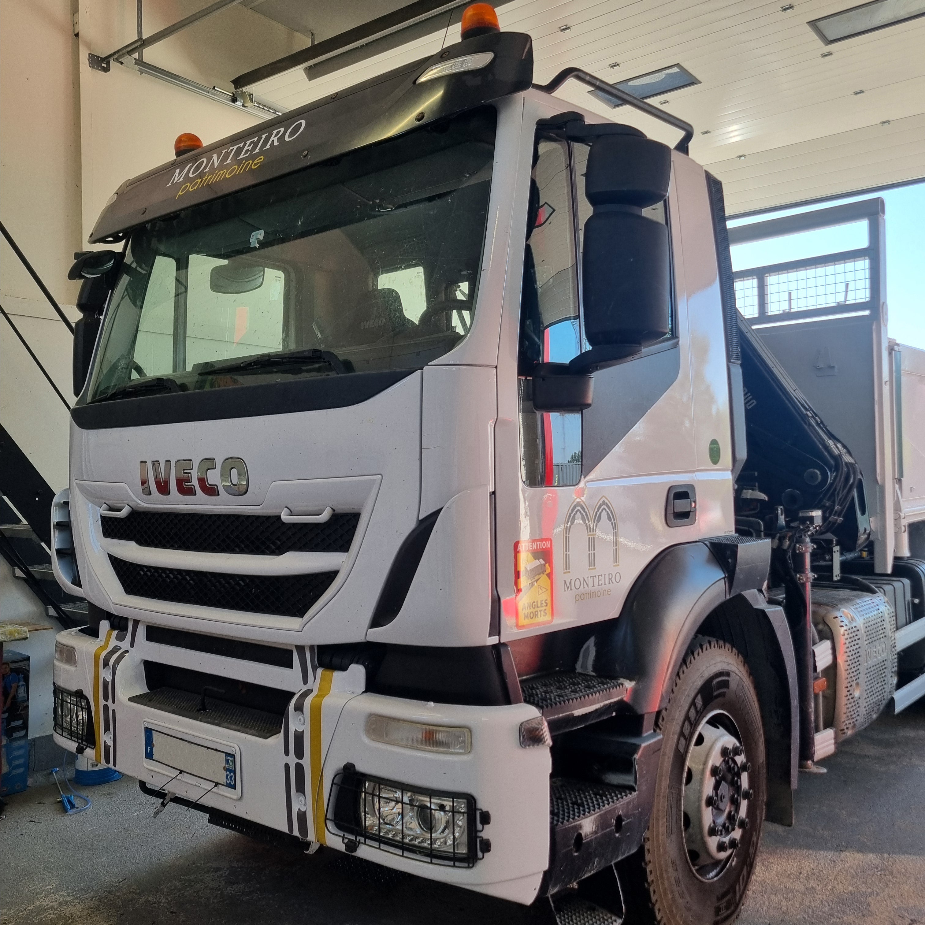 Marquage de casques et camion de chantier par Signarama Moulins