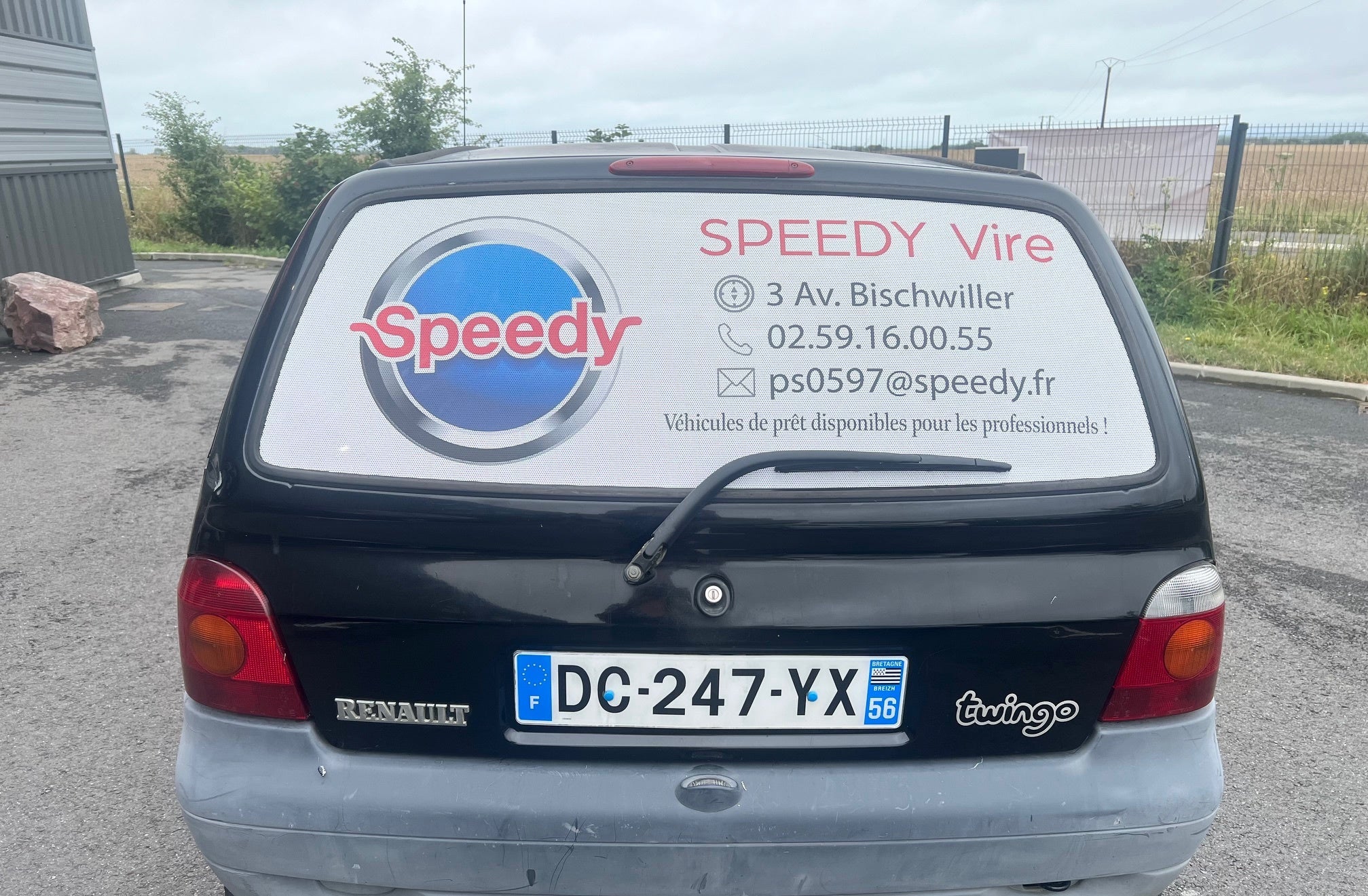 Marquage personnalisé pour véhicule professionnel " microperforé".